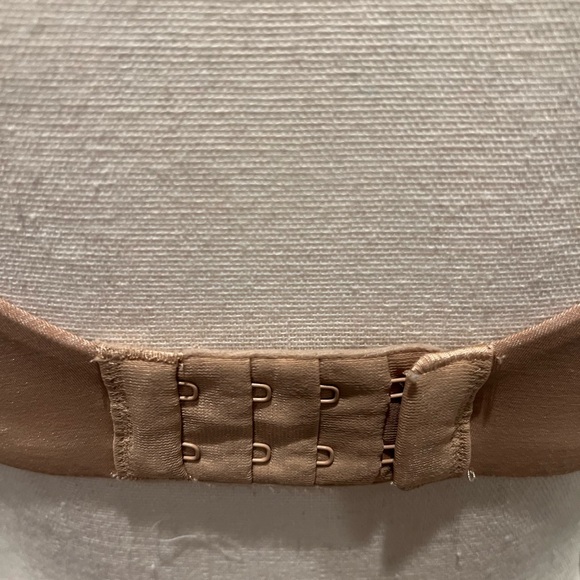 Victoria’s Secret T Shirt Bra with Uplift - 34D EUC - Picture 7 of 11